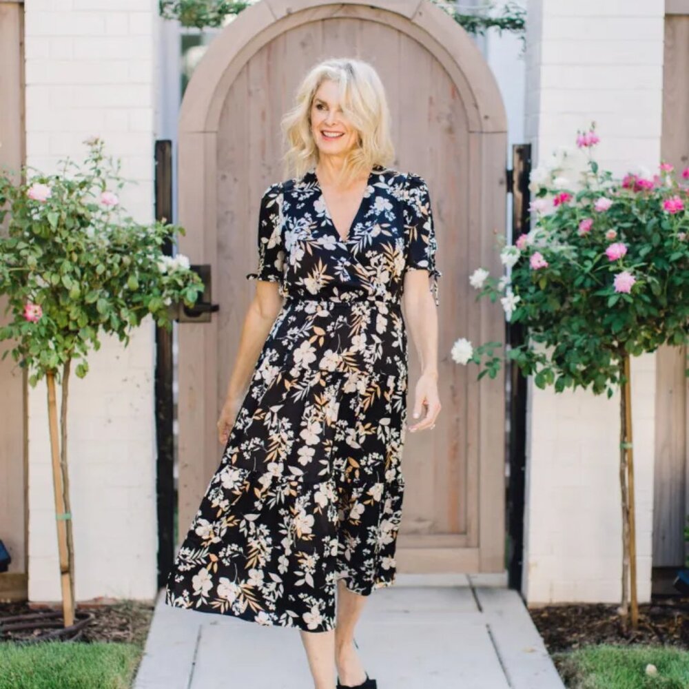 EEUC Draper James tie sleeve black floral maxi with pockets!! Size XL